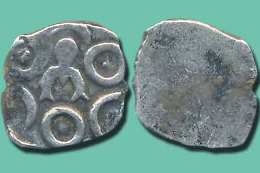 এই মুদ্রাগুলি ছিল রুপোর তৈরি। ওজন খুব বেশি না হলেও প্রতিটি জনপদের মুদ্রার আকার ছিল ভিন্ন। মহাজনপদ-ভেদে আকার এবং প্রতীকও বদলে যেত। সৌরাষ্ট্রের মুদ্রায় কুঁজযুক্ত ষাঁড়, দক্ষিণ পাঞ্চালের মু্দ্রায় স্বস্তিক প্রতীকের প্রচলন ছিল। কিন্তু মগধের ক্ষেত্রে কোনও নির্দিষ্ট প্রতীক নয়, এক এক সময় এক এক ধরনের প্রতীক ব্যবহার করা হয়েছে বলে জানা যায়।