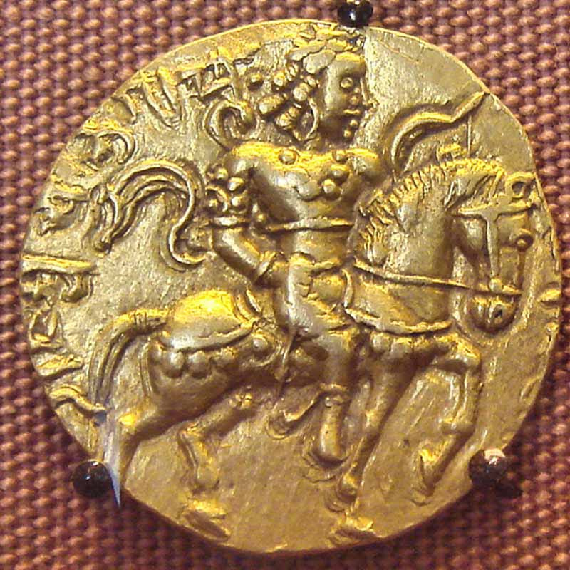 মৌর্য বংশের প্রথম সম্রাট চন্দ্রগুপ্ত মৌর্য তাঁর রাজত্বকালে সোনা, রুপো, তামা এবং সিসার তৈরি খোদাই করা মুদ্রার প্রচলন করেন। পরবর্তী কালে ইন্দো-গ্রিক কুষাণ রাজাদের হাত ধরে বাজারে নতুন মুদ্রা আসে।