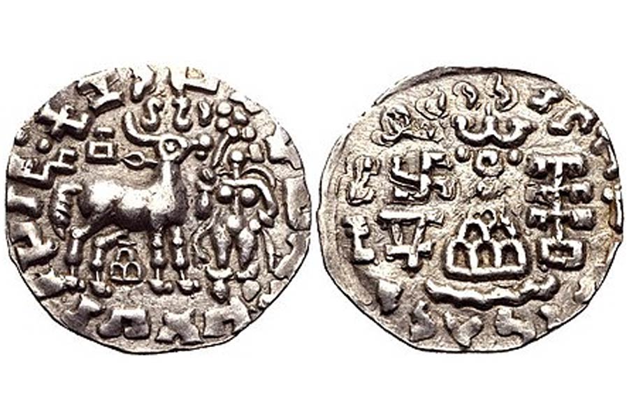 গ্রিক ধারা অনুযায়ী, এই মুদ্রাগুলিতে বিভিন্ন প্রতিকৃতি খোদাই করার প্রচলন দেখা যেত। কৌটিল্যের ‘অর্থশাস্ত্র’-য় দেওয়া বিবরণ অনুসারে, রৌপ্যমুদ্রাগুলি ‘রৌপ্যরূপ’ নামে, স্বর্ণমুদ্রাগুলি ‘সুবর্ণরূপ’, তামার তৈরি মুদ্রা ‘তাম্ররূপ’ এবং সিসার তৈরি মুদ্রাগুলি ‘সিসারূপ’ নামে পরিচিত ছিল।