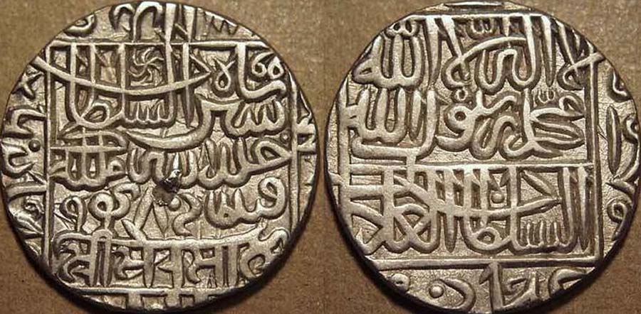 দিল্লির  তুর্কি সুলতানির সময় ফের বদল ঘটে মুদ্রার আকার-আয়তনে। দ্বাদশ খ্রিস্টাব্দ নাগাদ সুলতানরা মুদ্রার উপর ইসলামিক নকশা খোদাই করার নির্দেশ দেন।
