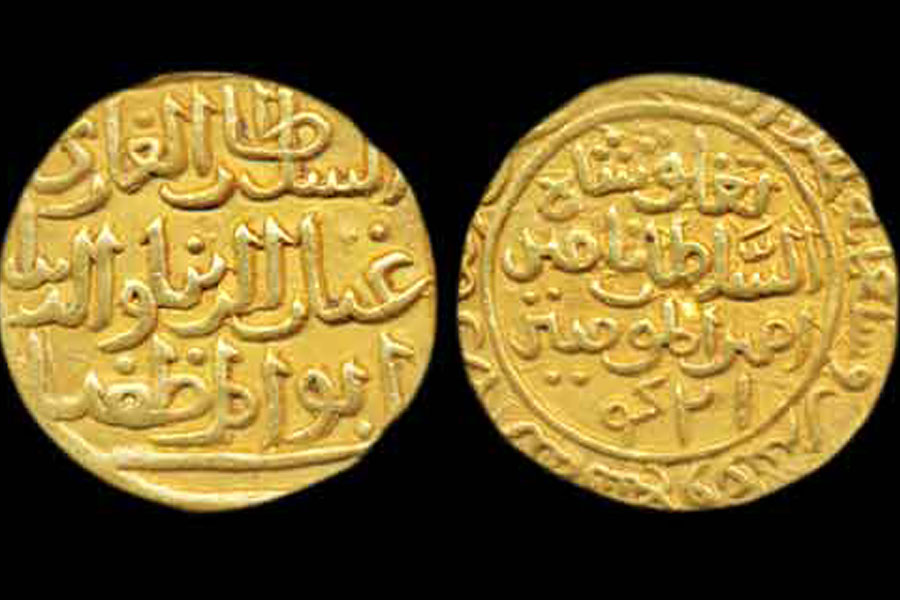 এমনকি, সেই সময় অর্থনৈতিক ব্যবস্থা সুঠাম করতে বাজারে বিভিন্ন মূল্যের মুদ্রাও নিয়ে আসেন দিল্লির সুলতানরা। সুলতান মহম্মদ বিন তুঘলক স্বর্ণমুদ্রার পরিবর্তে তামার মুদ্রা প্রচলন করলেও, তা থেকে সমস্যা সৃষ্টি হয়। জাল মুদ্রায় বাজার ভরে যায়। মহম্মদ সেই সব মুদ্রাকে বাজার থেকে তুলে নিতে বাধ্য হন।