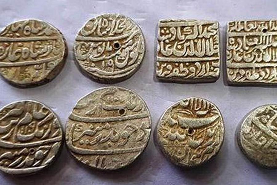 ১৫২৬ খ্রিস্টাব্দের পর মুঘল সম্রাটরা বিভিন্ন মুদ্রাব্যবস্থাকে এক জায়গায় এনে কেন্দ্রীয় রূপ দান করেন।