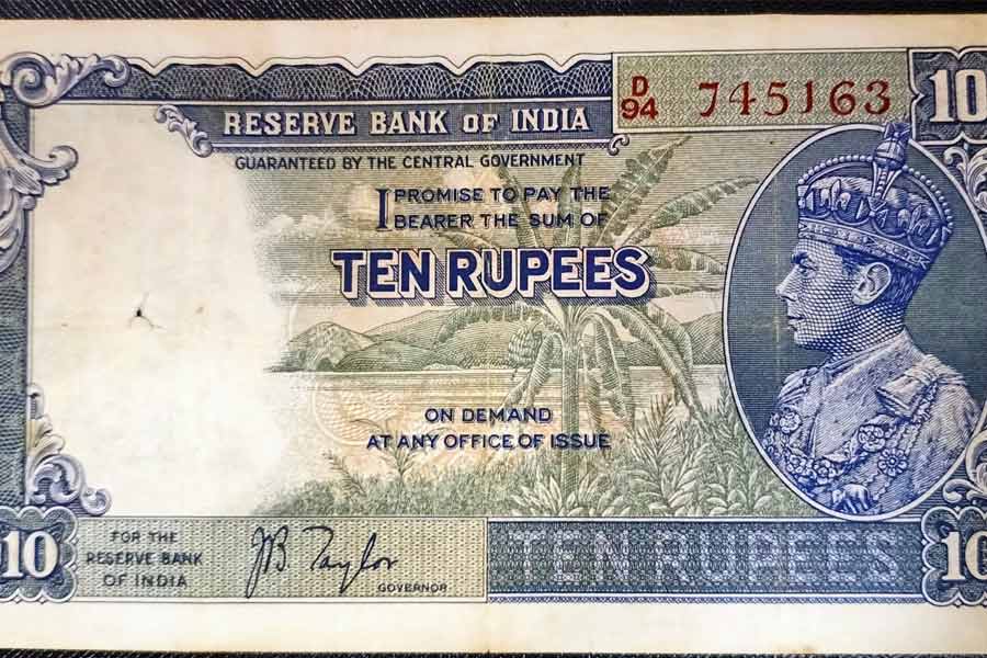 ১৯৩৫ সালের ১ এপ্রিল, সোমবার ‘আরবিআই অ্যাক্ট, ১৯৩৪’-এর ২২ নং ধারা অনুযায়ী, রিজার্ভ ব্যাঙ্ক অফ ইন্ডিয়ার যাত্রা শুরু হয়। এর প্রধান দফতর কলকাতাতে তৈরি করা হয়। ১৯৩৮ সালে রিজার্ভ ব্যাঙ্কের তরফে সর্বপ্রথম পাঁচ টাকার নোট ছাপা হয়। এই নোটে ষষ্ঠ জর্জের ছবি ব্যবহার করা হয়।