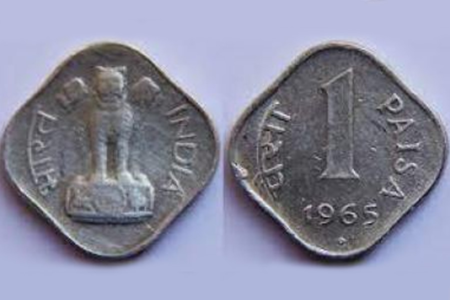 এক নয়া পয়সা মূল্যের মুদ্রা গোলাকৃতির, দু’নয়া এবং ১০ নয়া পয়সা মূল্যের মুদ্রাগুলি কোণের দিকে খাঁজকাটা, পাঁচ নয়া পয়সা মূল্যের মুদ্রা বর্গাকার আকৃতির বানানো হত, যাতে আকার দেখে চিনতে সুবিধা হয়।