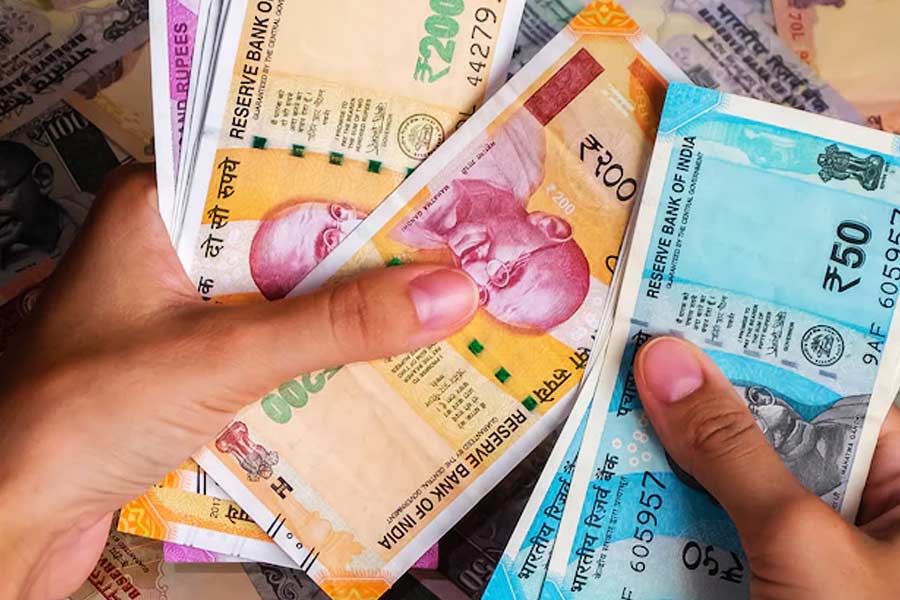 ২০১৬ সালে আবার ভারতীয় মুদ্রাব্যবস্থায় পরিবর্তন আসে। ৫০০ টাকা এবং ১০০০ টাকার নোট বাতিল হয়। তার পরিবর্তে বাজারে ৫০০ টাকার নতুন নোট আসে। ২০০ টাকা এবং ২০০০ টাকার নতুন নোট মুদ্রার বাজারে চালু হয়।