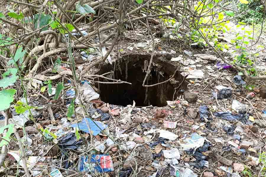 কেন্দাগ্রামের মুচিপাড়ায় গর্ত। নিজস্ব চিত্র