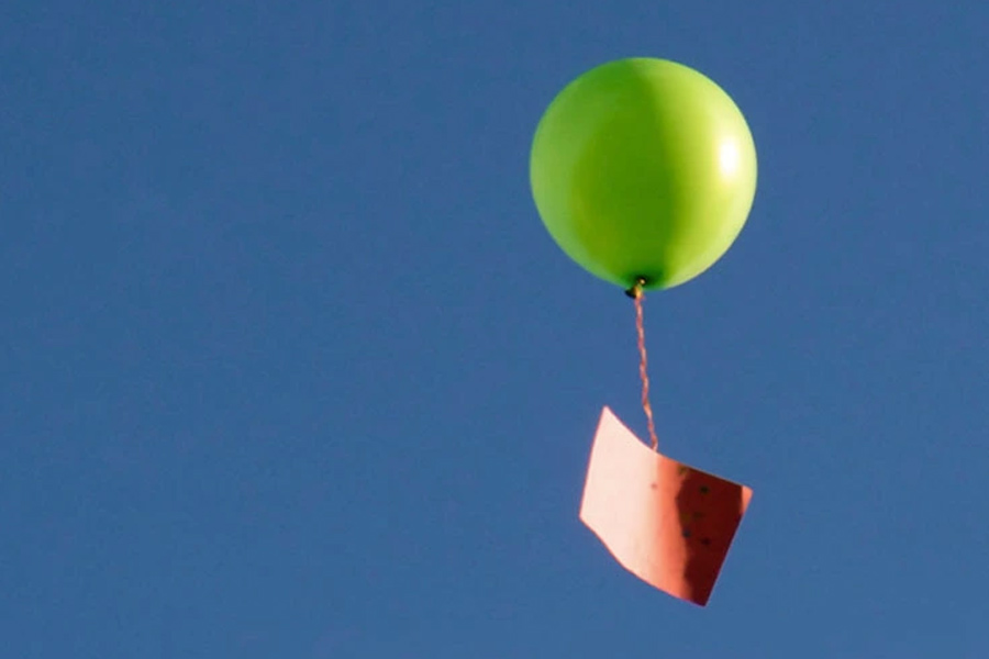 সোনালি রঙের হিলিয়াম-ভর্তি বেলুন উড়ে গিয়ে পৌঁছয় ২২৫ কিলোমিটার দূরে। মার্লবোরোর কাছে মিলটন লিলবোর্ন এলাকার বাসিন্দা অ্যান্ডি রিভার্স সেই বেলুনটি দেখতে পান।