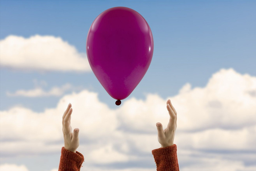 পিটার এবং এলেনর বক্সটন হলেন অ্যান্ডির প্রতিবেশী। তাঁদের ন’বছর বয়সি মেয়ের নাম লরা। কার্ডে একই নাম দেখে অ্যান্ডি ভাবেন, প্রতিবেশীর বাড়ি থেকেই এই বেলুনটি উড়ে এসেছে। ফলে, পিটার-এলেনরের বাড়িতে গিয়েই বেলুন ফিরিয়ে দেন অ্যান্ডি।