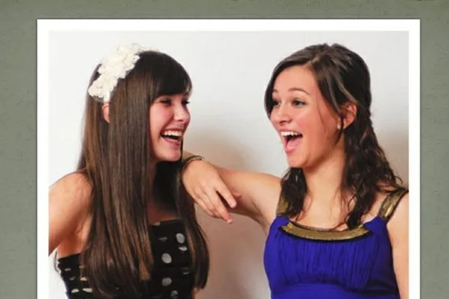 দেখা হওয়ার পর দু’জনেই অবাক হয়ে যায়। দু’জনেরই পরনে গোলাপি রঙের জাম্পার এবং জিনস। দু’জনের কথোপকথনে জানা যায়, তাদের দু’জনের পোষ্যও এক।