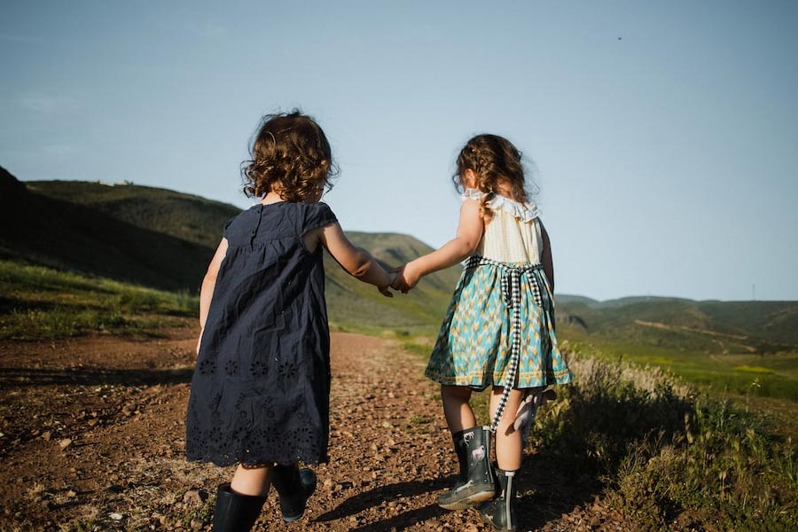 শুধু তাই নয়, দু’জনের বয়সের ফারাক এক বছরের হলেও তারা দেখতেও প্রায় একই রকম। দু’জনেই স্কুলে পঞ্চম বর্ষের ছাত্রী।
