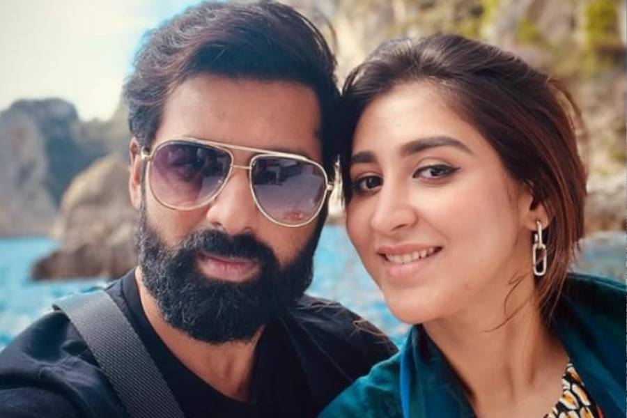 ঐন্দ্রিলা সেন ও অঙ্কুশ হাজরা- ইতালিতে তাঁদের ছুটি কাটানোর নানা মুহূর্ত বারবার উঠে এসেছে ফেসবুক ও ইনস্টাগ্রামের নিউজফিডে। উজ্জ্বল ছবিগুলিতে ধরা দিয়েছে তাঁদের হাসি-আনন্দের রেশ। পুজোর ছুটির এই অনাবিল আমেজ মন ভরিয়েছে সবারই। 