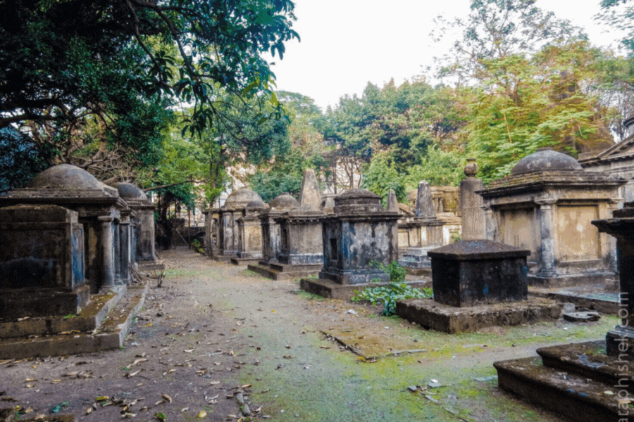 পার্কস্ট্রিট কবরখানা: গোরস্থানে সাবধান! দিনের বেলায় এই স্থান প্রেমের হলেও নাকি রাত হলেই হয়ে ওঠে ভয়াবহ। এই কবরখানা ঘিরে রয়েছে নানা অদ্ভুত গল্প। আত্মাদের ফিরে আসার অলৌকিক ঘটনা, ব্রিটিশ বিরোধীদের কান্না নাকি হাড় হিম করে তোলে। কান পাতলে নাকি আজও শোনা যায় ইংরেজদের আর্তনাদ। এখানে প্রথম কবরটি দেওয়া হয় ১৭৬৭ সালে।