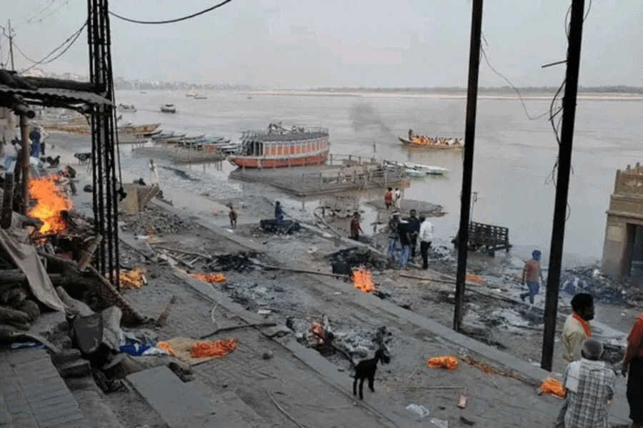 নিমতলা ঘাট: ১৮২৮-এর মার্চ মাসে তৈরি হয় শ্মশান। এবং তখন থেকেই এখানে শব দাহ করা শুরু হয়। এই শ্মশানে অনেকেই অশরীরীর উপস্থিতি অনুভব করেছে বলে শোনা যায়। এর পাশাপাশি এও প্রচলিত আছে যে, ভূতনাথ মন্দিরের পাশে পুরনো শ্মশানে গভীর রাতে আজও কিছু ছায়ামূর্তি দেখা যায়। প্রতি কালীপুজোর রাতে এখানে আরাধনা করেন কাপালিক এবং অঘোরী সাধুরা।