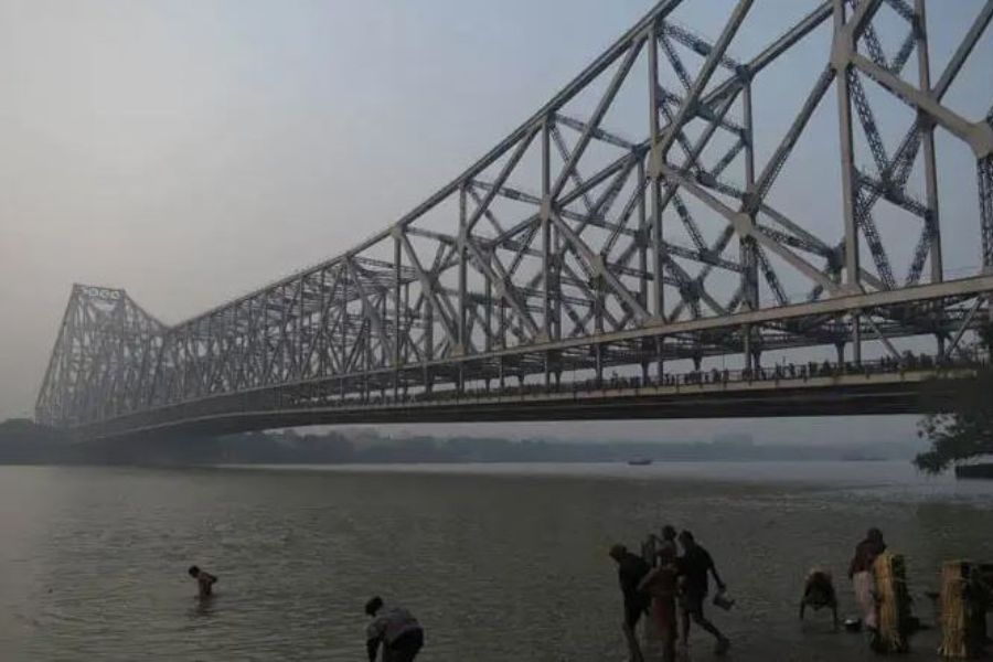 হাওড়া ব্রিজ: শুধুমাত্র সৌন্দর্যের দিক থেকেই নয়, ভুতুড়ে জায়গার দলেও কবেই নাম লিখিয়েছে হাওড়া ব্রিজ। ভোর ৩টে নাগাদ অনুশীলন করতে আসা কুস্তিগীরদের মধ্যে অনেকেই নাকি দেখেছেন জলের উপরে একটা ভাসমান হাত! কেউ ডুবে যাচ্ছে ভেবে সাহায্য করতে গিয়েছেন যাঁরা, তাঁরাও নাকি আর ফিরে আসেননি। এ ছাড়াও শোনা যায়, রাতে সাদা শাড়ির এক মহিলাকে ব্রিজের ওপর দিয়ে হেঁটে যেতে দেখেছেন অনেকেই।