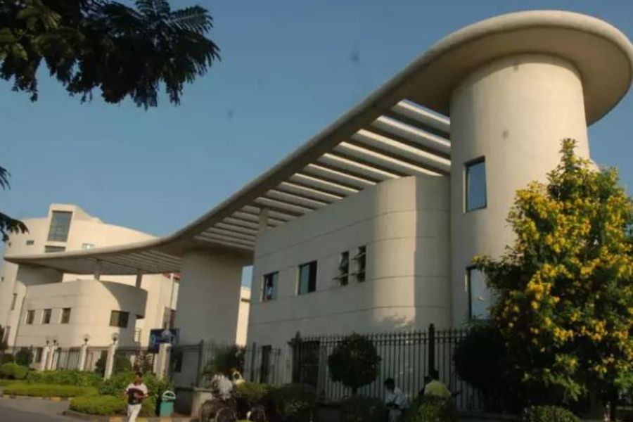 উইপ্রো অফিস: সল্টলেকের এই অফিসে কর্মচারীরা নাকি প্রায়ই রাতের শিফটে বিভিন্ন ছায়ামূর্তি দেখতে পান। আবার অনেক নাকি নাকি কানের পাশে চাপা স্বরে অশরীরীর কণ্ঠস্বরও শুনেছেন। ওই অফিসের সব থেকে ভয়ঙ্কর জায়গা নাকি তিন নম্বর টাওয়ারের তিন তলা। যে কারণে এই জায়গাটিতে যাওয়া-আসা নিষিদ্ধ, তালাবন্ধ অবস্থায় পড়ে থাকে বছরের বেশির ভাগ সময়। স্থানীয় বাসিন্দারা জানান, অফিসবাড়ি তৈরি হওয়ার আগে এখানে একটি কবরস্থান ছিল। সেই সময়ে নাকি সেখানে একাধিক ধর্ষণ এবং খুনের ঘটনাও ঘটে।