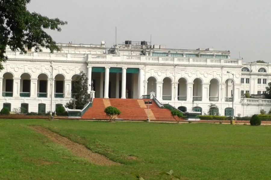 ন্যাশনাল লাইব্রেরি: ১৮৩৬ সালে নির্মিত এই ন্যাশনাল লাইব্রেরিতে রয়েছে দুর্লভ বইয়ের সংগ্রহ। রাতের অন্ধকারে নাকি এক মহিলার কান্না শোনা যায় বলে জানিয়েছেন রক্ষীরা। কেউ কেউ বলেন, লর্ড মেটক্যাফের স্ত্রী-র আত্মা এখনও এখানে ঘুরে বেড়ায়। কোনও বই পড়ার পরে সেটি ঠিক করে তাকে তুলে না রাখলে নাকি ঘাড়ের কাছে ভারী নিশ্বাসের শব্দ শোনা যায়।