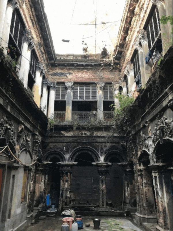 পুতুল বাড়ি: উনিশ শতকে তৈরি হয় এই বিখ্যাত প্রাসাদ। শোনা যায়, বাড়ির মালিকের মেয়ে পুতুল খেলতে ভালবাসত, তাই বিভিন্ন পাথরের মূর্তি দিয়ে সাজিয়ে তোলা হয়েছিল এই পুতুল বাড়ি। পরবর্তীকালে এই বাড়ির মালিকানা কলকাতার এক বাবুর হাতে যায়। তিনি নাকি উচ্ছৃঙ্খল জীবনযাপন করতেন। শোনা যায়, অল্পবয়সি মেয়েদের তুলে এনে যৌন নির্যাতন চালিয়ে বাড়ির মধ্যেই পুঁতে ফেলা হত তাদের। এই নির্যাতিতা মেয়েদের অতৃপ্ত আত্মা নাকি আজও ঘুরে বেড়ায় বাড়ির আনাচে-কানাচে।