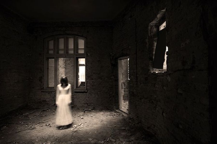 এই বেলা আমাদের আশপাশের ভুতুড়ে জায়গাগুলি এক বার ঝালিয়ে নিলে কেমন হয়? আসুন এই কালী পুজোর প্রাক্কালে দেখে নেওয়া যাক কলকাতার ভূতের বাড়ির হদিস।      