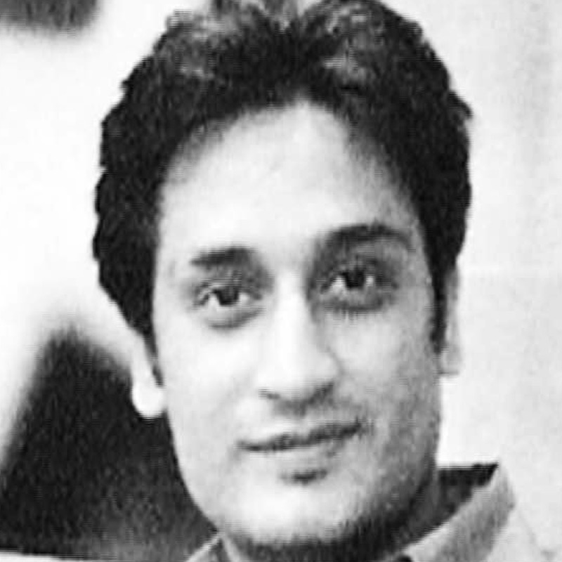 মুম্বইয়ের এক প্রোডাকশন হাউজে কাজ করতেন নীরজ।  তাঁর মৃত্যুর পর তদন্তে নেমে পুলিশ ত্রিকোণ প্রেমের ইঙ্গিত পায়। ধীরে ধীরে খোলে রহস্যের জট। 