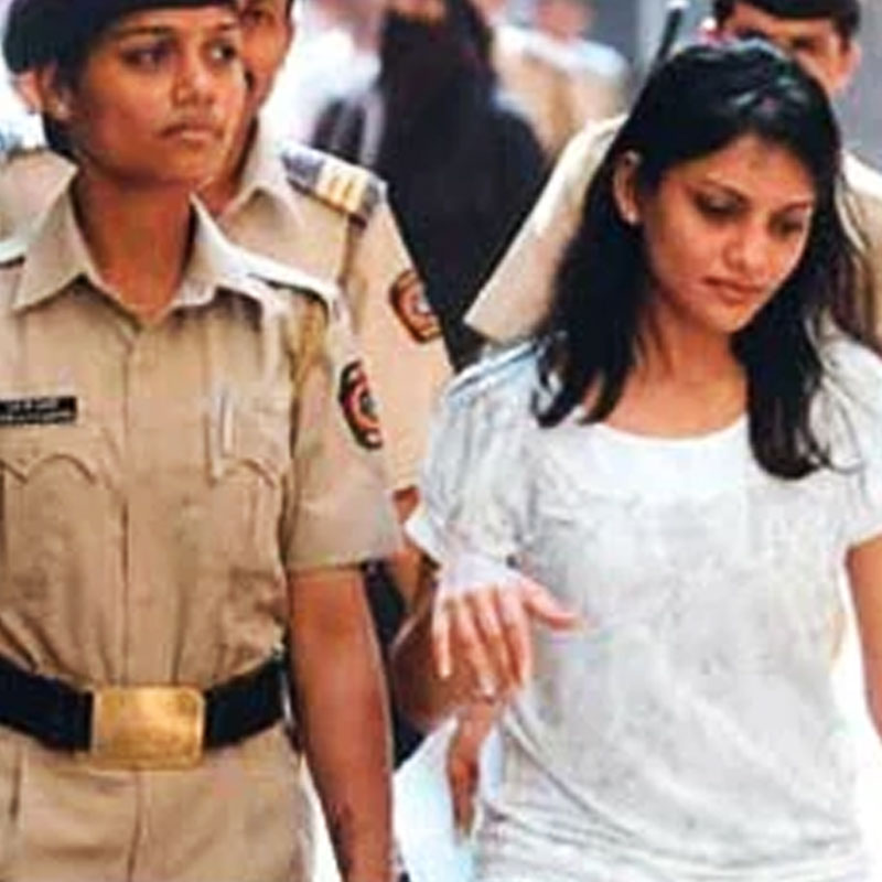 টেলিভিশন কর্মী নীরজকে খুনের দায়ে গ্রেফতার করা হয় এক দক্ষিণী অভিনেত্রী এবং তাঁর প্রেমিককে। খুন এবং প্রমাণ লোপাটের অভিযোগ আনা হয়েছিল তাঁদের বিরুদ্ধে। যে ভাবে খুন এবং সেই অপরাধ থেকে পালিয়ে বেড়াচ্ছিলেন দু’জন, তা যে কোনও বলিউডের কাহিনিকেও হার মানাবে। 