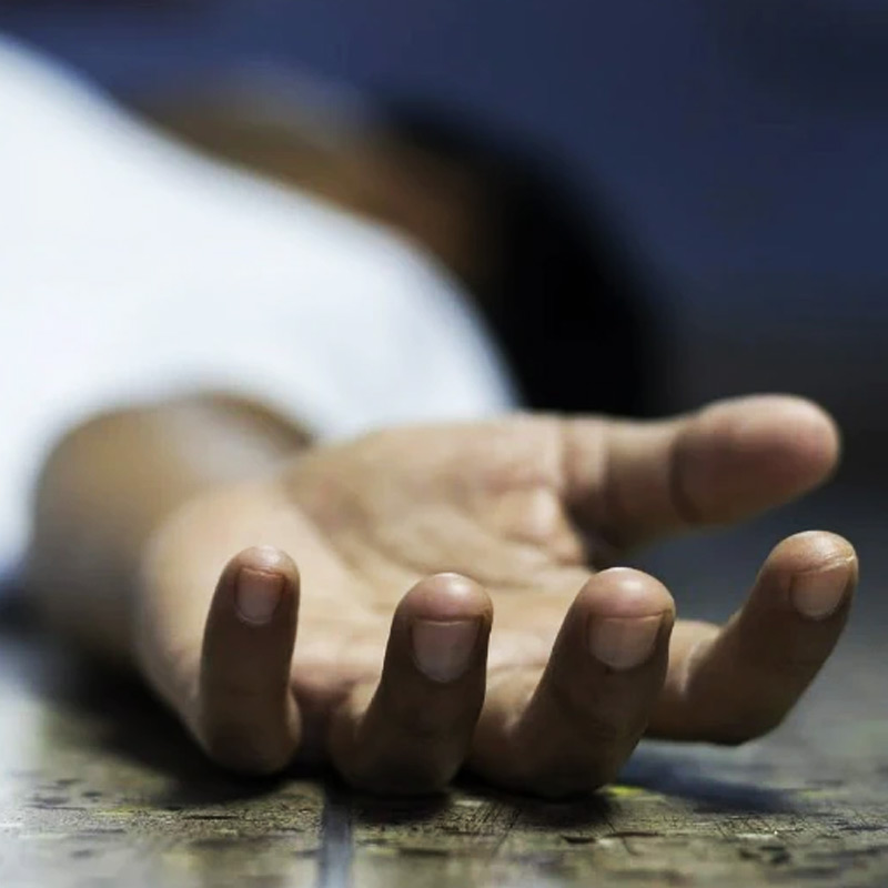 প্রেমিকার গোপন সম্পর্ক হাতেনাতে ধরে মাথায় খুন চেপে যায় ম্যাথিউয়ের। তুমুল বচসা হয় নীরজের সঙ্গে। রাগের মাথায় রান্নাঘর থেকে ছুরি এনে তা দিয়ে ম্যাথিউ কুপিয়ে খুন করেন নীরজকে। 