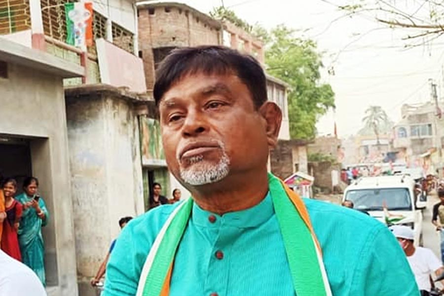 প্রাথমিক শিক্ষক নিয়োগ দুর্নীতি মামলার তদন্তে নেমে প্রাথমিক শিক্ষা পর্ষদের প্রাক্তন চেয়ারম্যান তথা পলাশিপাড়ার বিধায়ক মানিক ভট্টাচার্যকে গ্রেফতার করল ইডি। সোমবার রাতে টানা জেরার পর তদন্তে অসহযোগিতার অভিযোগ এনে তাঁকে গ্রেফতার করা হয়েছে। কিন্তু কে এই মানিক? কী ভাবেই বা রাজনৈতিক উত্থান? কী করেই বা তিনি জড়িয়ে পড়লেন কোটি কোটি টাকার এই দুর্নীতি মামলায়?