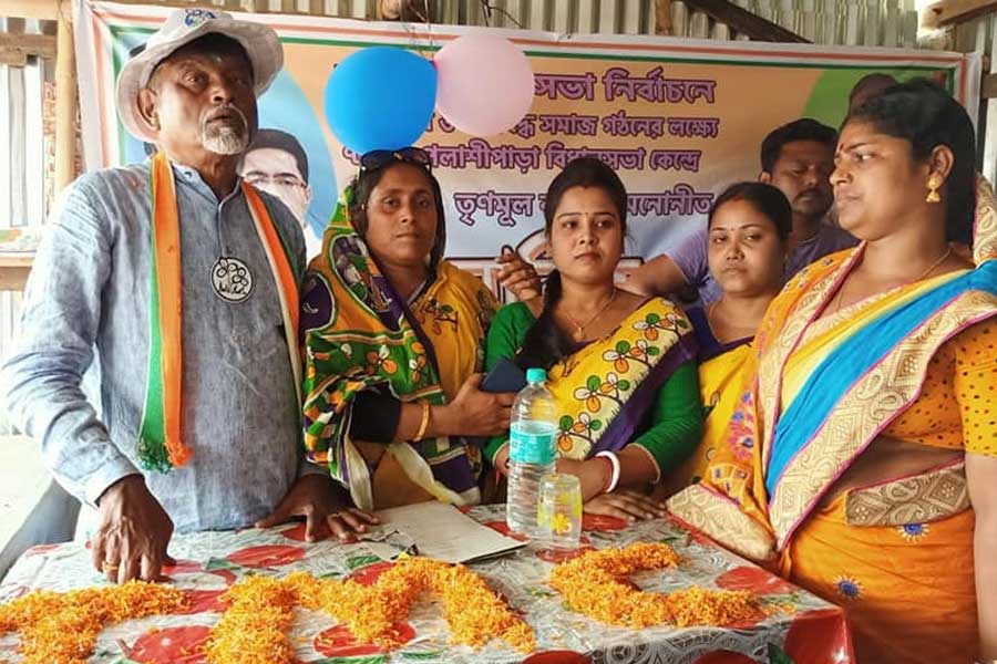 মানিক ভোটের আগে দাবি করেছিলেন, নদিয়ার পলাশিপাড়াতেই তাঁর আদি বাড়ি। নিজেকে বার বার পলাশিপাড়ার ছেলে বলেই ভোটপ্রচারে নেমেছিলেন তিনি।