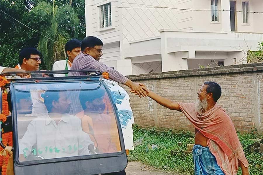 ২০১১-র বিধানসভা নির্বাচনে দীর্ঘ দিনের বাম শাসনকে হঠিয়ে তৃণমূল রাজ্যে ক্ষমতায় এলেও সিপিএমের প্রার্থী এস এম সাদির কাছে ১৬০০ ভোটে হেরে যান মানিক। ২০১১-র বিধানসভা নির্বাচনে হেরে যাওয়ার পর ২০১৬ সালের নির্বাচনে মানিককে আর প্রার্থী করা হয়নি। ভোটে না জিতলেও ২০১১-এর বিধানসভা নির্বাচনের পর রাজ্যের তরফে তাঁকে প্রাথমিক শিক্ষা পর্ষদের প্রাক্তন চেয়ারম্যান পদে  নিয়োগ করা হয়।