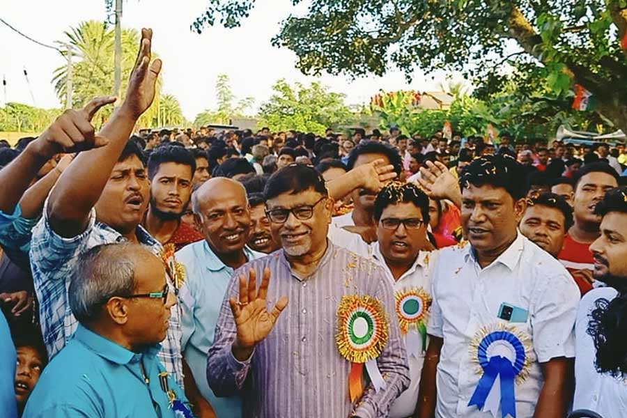 রাজনৈতিক ব্যক্তিত্ব হওয়া ছাড়াও সদ্য ইডির হাতে ধৃত মানিক যোগেশ চন্দ্র চৌধুরী ল’ কলেজের অধ্যাপক ছিলেন। বর্তমানে বর্ধমান বিশ্ববিদ্যালয়ে গবেষণা করছেন তিনি।