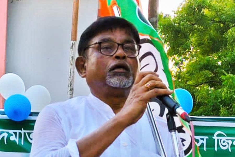 মানিক নিজেকে সবসময় মুখ্যমন্ত্রী মমতা-ঘনিষ্ঠ বলে দাবি করে এসেছেন। মানিকের দাবি, মুখ্যমন্ত্রী এবং তিনি সহপাঠী ছিলেন। কলেজ জীবনে দীর্ঘ সময় তিনি মমতার পাশে ছিলেন বলেও বহু বার দাবি করেছেন।