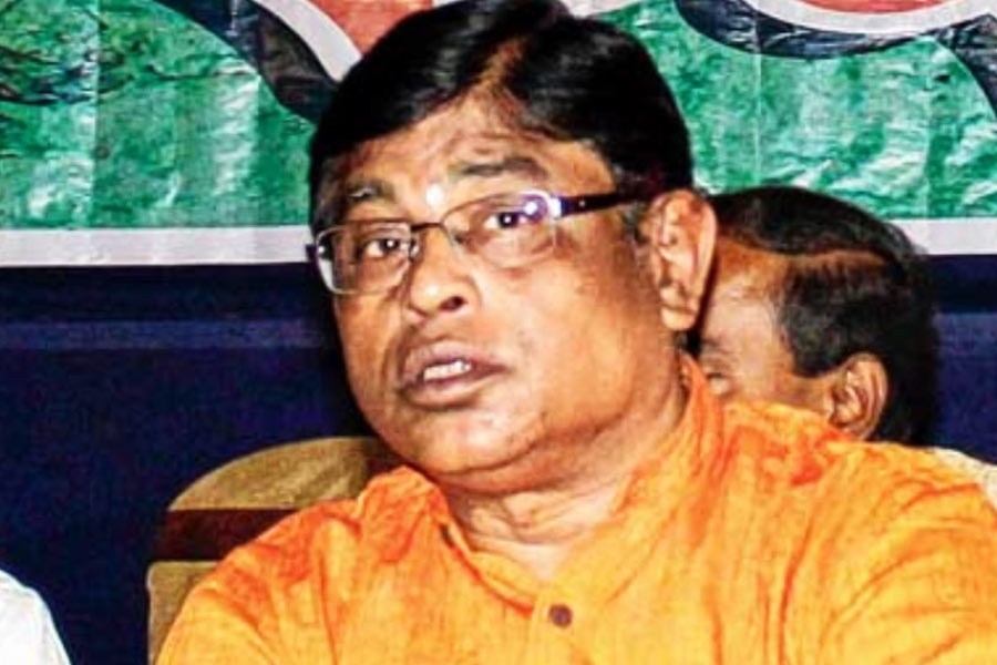 ২০১১ সালের নির্বাচনে পরাজয়ের পরই রাজ্যের তরফে মানিককে প্রাথমিক শিক্ষা পর্ষদের সভাপতি করা হয়। অভিযোগ, প্রাথমিক শিক্ষা পর্ষদের চেয়ারম্যান থাকাকালীনই ব্যাপক দুর্নীতির সঙ্গে জড়িয়ে পড়েন তিনি। যাঁরা নিয়োগ দুর্নীতির নেপথ্যে ছিলেন, তাঁদের মধ্যে মানিক অন্যতম বলেও অভিযোগ ওঠে।