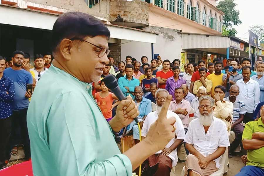 তবে মানিককে নিয়ে বিতর্ক এই প্রথম নয়। তৃণমূলের কাছের লোক বলে পরিচিত হলেও বাম জমানায় সিপিএমের রাজ্য কমিটির এক সদস্যের সঙ্গে তাঁর ঘনিষ্ঠ যোগাযোগ থাকার অভিযোগ তুলেছিলেন তৃণমূলেরই একাংশ।