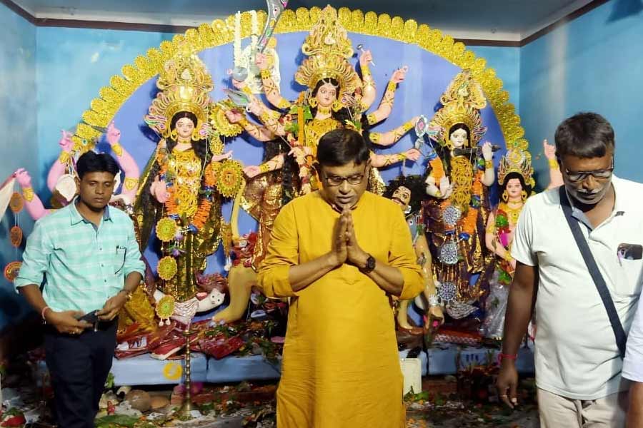 ২০১৪ সাল। মানিক তখন বহাল তবিয়তে প্রাথমিক শিক্ষা পর্ষদের চেয়ারম্যান পদে বসে। ওই বছরের লোকসভা নির্বাচনের আগে বালুরঘাট লোকসভা কেন্দ্রের তৃণমূল প্রার্থী অর্পিতা ঘোষের হয়ে প্রচারে নেমে বেফাঁস মন্তব্য করে বসেন মানিক। মন্তব্য করেন, প্রাথমিক শিক্ষক পদে চাকরি হবে তৃণমূল কর্মীদের ছেলেমেয়েদেরই। এর জন্য দরকার হলে তিনি জেলে যাবেন বলেও তিনি মন্তব্য করেন। সব প্রাথমিক শিক্ষককে অর্পিতার হয়ে প্রচারে নামতেও তিনি আহ্বান জানান।