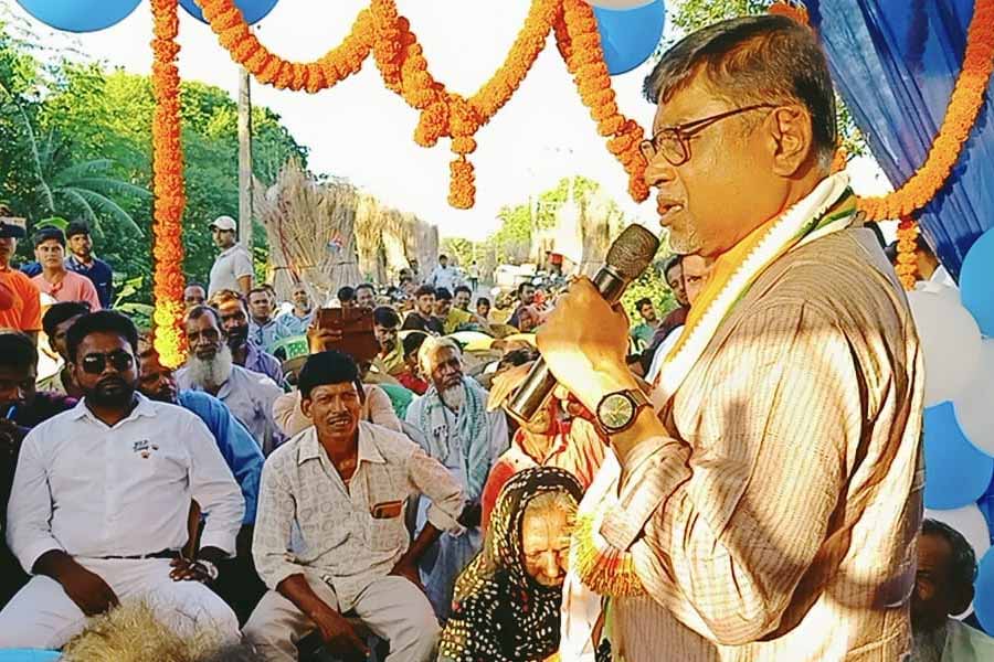 মানিকের ওই বক্তব্যের জেরে রাজ্য জুড়ে হইচই পড়ে যায়। প্রাথমিক শিক্ষা পর্ষদের কর্তা কী ভাবে চাকরির প্রতিশ্রুতি দিতে পারেন, সে প্রশ্ন তুলে নির্বাচন কমিশনের দ্বারস্থ হন বিরোধীরা। মানিক অবশ্য দাবি করেছিলেন, তাঁর বক্তব্য বিকৃত করা হয়েছে।