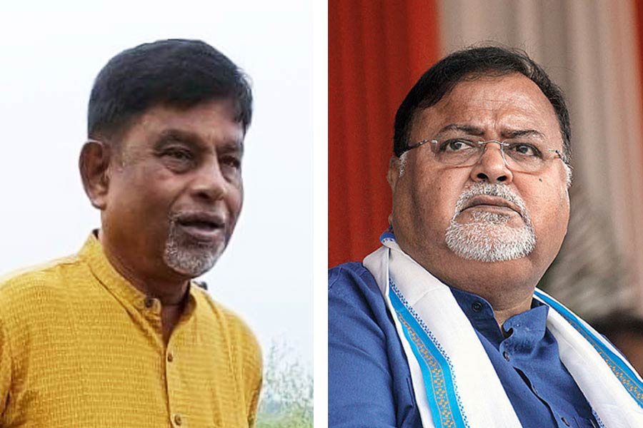 চলতি বছরের শুরুর দিক থেকে শিক্ষক নিয়োগ দুর্নীতি মামলা নিয়ে রাজ্যে শোরগোল পড়ে যায়। প্রাথমিকের পাশাপাশি, নবম-দশম এবং একদশ-দ্বাদশ শ্রেণির শিক্ষক নিয়োগেও দুর্নীতির অভিযোগ সামনে আসে। সিবিআইয়ের হাতে তদন্তভার যাওয়ার পর থেকে নিয়োগ দুর্নীতি নিয়ে মানিককে একাধিক বার তলব করে কেন্দ্রীয় তদন্তকারী সংস্থা। নিয়োগ দুর্নীতি মামলায় একাধিক বার তলব করা হয় রাজ্যের প্রাক্তন শিক্ষামন্ত্রী পার্থ চট্টোপাধ্যায়কেও।