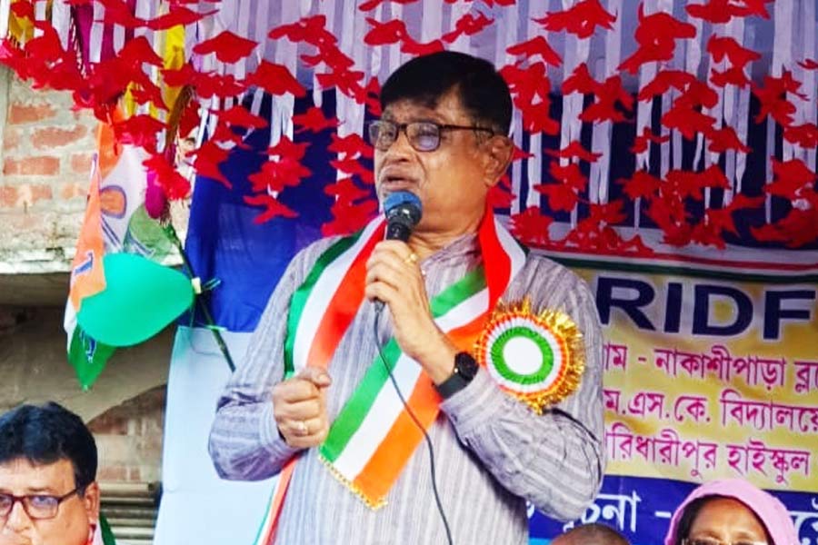 প্রাথমিক শিক্ষক নিয়োগে অনিয়মের অভিযোগে ২০ জুন কলকাতা হাই কোর্টের নির্দেশে পর্ষদের চেয়ারম্যান পদ থেকে অপসারণ করা হয় মানিককে। 
