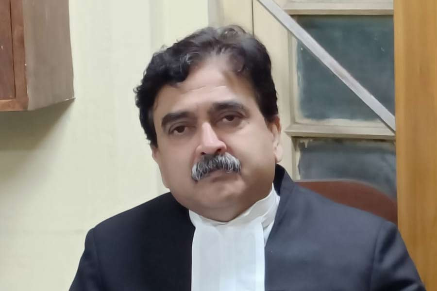 প্রাথমিক শিক্ষা পর্ষদ চেয়ারম্যানের পদ থেকে অপসারণের পর মানিককে তাঁর এবং পরিবারের সম্পত্তির হিসাব পেশ করার নির্দেশ দেয় কলকাতা হাই কোর্টের বিচারপতি অভিজিৎ গঙ্গোপাধ্যায়ের একক বেঞ্চ। সেই নির্দেশের বিরুদ্ধে ডিভিশন বেঞ্চেরও দ্বারস্থ হয়েছিলেন মানিক।