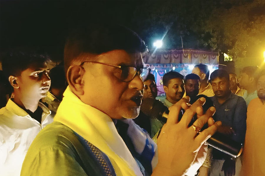 তবে শেষমেশ নিজের এবং তাঁর পরিবারের অন্য সদস্যদের সম্পত্তির হিসাব আদালতে জমা দেন মানিক।