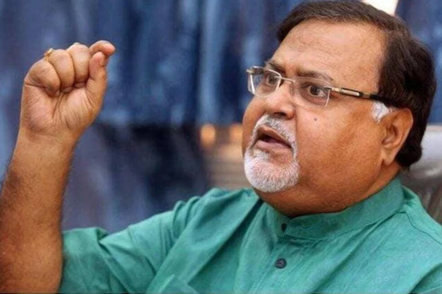 এর পর সিবিআইয়ের পাশাপাশি এই মামলার তদন্তে নামে ইডি। ২২ জুলাই শিক্ষক দুর্নীতি মামলায় অন্যতম অভিযুক্ত পার্থের নাকতলার বাড়ি-সহ ১৩টি জায়গায় একসঙ্গে হানা দেয় ইডি। এর মধ্যে ছিল মানিকের বাড়িও। প্রায় ১৭ ঘণ্টা তল্লাশি চালানো হয় মানিকের বাড়িতে। অভিযানে বেশ কিছু গুরুত্বপূর্ণ নথিপত্র উদ্ধার করেন গোয়েন্দারা। মানিকের বাড়ি থেকে ইডি বেরিয়ে গেলেও ইডি আধিকারিকদের হাতে গ্রেফতার হন পার্থ।