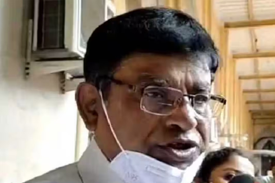 মাঝে এই গুজব রটে যে নিখোঁজ হয়েছেন মানিক। তাঁর বিরুদ্ধে সিবিআই লুকআউট নোটিসও জারি করে। সিবিআইয়ের লুকআউট নোটিস জারির পর মানিকের নিরাপত্তা তুলে নেয় রাজ্য পুলিশ। তবে সকলকে চমকে দিয়ে মানিক জানান, তিনি বেপাত্তা নন, যাদবপুরের বাড়িতেই আছেন।