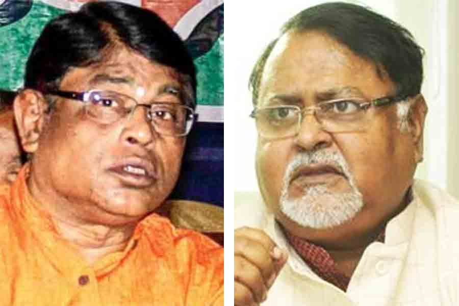 পার্থ চট্টোপাধ্যায়ের মামলায় ইডি যে চার্জশিট দিয়েছিল, তাতেও মানিকের নাম ছিল। চার্জশিটে অভিযোগ আনা হয়েছিল যে, চাকরিপ্রার্থীদের কাছ থেকে টাকা নিয়ে চাকরি দিয়েছিলেন মানিক। সেই খবর ছিল পার্থর কাছেও। কিন্তু পার্থ এই বিষয়ে কোনও ব্যবস্থা নেননি। ইডি সূত্রে খবর, প্রাক্তন শিক্ষামন্ত্রী পার্থ এবং প্রাথমিক শিক্ষা পর্ষদের প্রাক্তন চেয়ারম্যান মানিকের মোবাইল বার্তা আদানপ্রদানের প্রমাণ রয়েছে তাদের হাতে। চার্জশিটেও এর উল্লেখ রয়েছে।