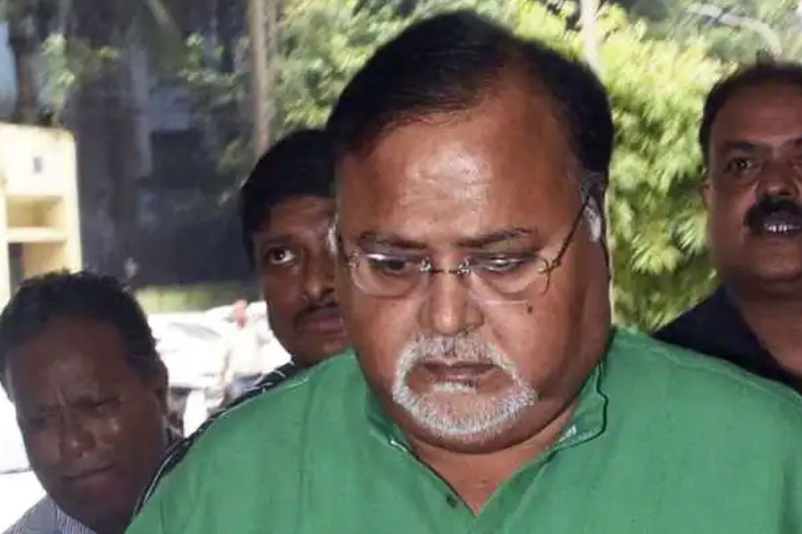 চার্জশিটে পার্থ ও মানিকের হোয়াটসঅ্যাপ কথোপকথনের উল্লেখ ছিল। জানা যায়, পার্থের সঙ্গে ১০ মিনিটের জন্য কথা বলতে চেয়েছিলেন মানিক। আবার, মানিকের বিরুদ্ধে দুর্নীতির অভিযোগ করে রাজ্যের তৎকালীন শিক্ষামন্ত্রী পার্থ চট্টোপাধ্যায়কে মেসেজ করেছেন জনৈক ব্যক্তি। যেখানে লেখা ছিল, ‘দাদা, মানিক ইজ় টেকিং মানি যা-তা ভাবে।’ অর্থাৎ, মানিক অবৈধ ভাবে টাকা তুলছেন বলে অভিযোগ করেছেন।