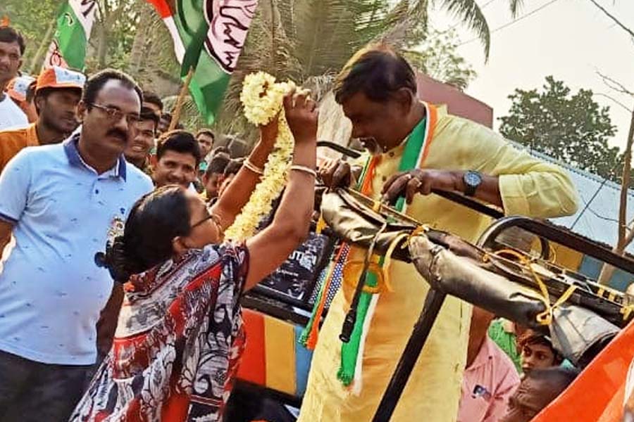 চার্জশিট জমা দেওয়ার পর মানিককে তলব না করা সত্ত্বেও ২১ সেপ্টেম্বর রাতে তিনি নিজেই ইডি আধিকারিকদের কাছে গিয়ে বিভিন্ন নথি জমা দিয়ে আসেন বলে সূত্রের খবর। সেই নথি ধরে তদন্ত চলছিল।