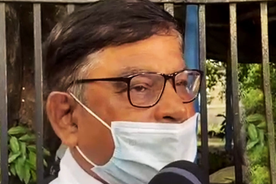 তবে তদন্ত চালিয়ে যাচ্ছিল ইডি। নিয়োগ-দুর্নীতি মামলায় মানিক কেন্দ্রীয় তদন্তকারী সংস্থাকে যে নথি জমা দিয়েছিলেন, সেখানে একাধিক গরমিল রয়েছে বলে ইডি সূত্রে খবর। সে কারণেই সোমবার রাতভর তাঁকে জিজ্ঞাসাবাদ করেন ইডি আধিকারিকরা। জিজ্ঞাসাবাদ চলার সময় বয়ানে অসঙ্গতি এবং জেরায় অসহযোগিতার অভিযোগ আনা হয় মানিকের বিরুদ্ধে। শেষে সোমবার রাতেই গ্রেফতার করা হল তাঁকে।