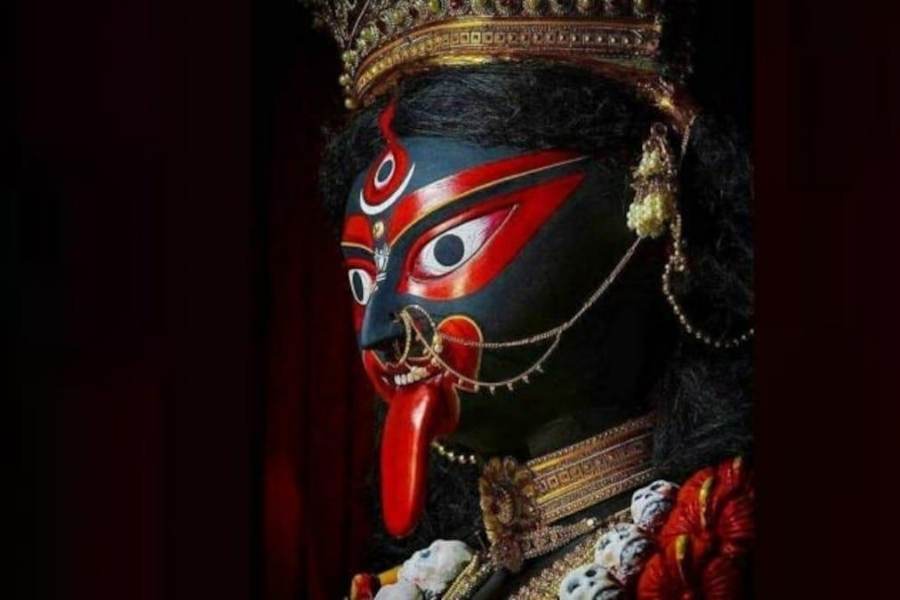 কেলে ডাকাতের কালী পুজো: হুগলির জিরাটে কেলে ডাকাত প্রতিষ্ঠা করেন এই ডাকাত কালীর। সময়ের সঙ্গে এই এলাকার পুজোর নামও কালীগড় থেকে কেলেগড় হয়ে গিয়েছে। শোনা যায়, এই এলাকার জমিদার কালিচাঁদ নাকি রাতে মায়ের পুজো করে ডাকাতি করতে বেরোতেন। যদিও জমিদার পরিবারের সদস্যরা এ কথাকে মিথ্যে রটনা বলেই উড়িয়ে দেন। 