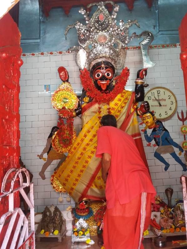 গগন ডাকাতের পুজো: সিঙ্গুরের কালী পুজোর ইতিহাসে রয়েছে এই পুজো। স্বাধীনতার আগে ব্রিটিশের বিরোধিতা করতে জমিদার বাড়িতে চলত ডাকাতি বা লুঠতরাজ। সেই সময়েই এলাকার ত্রাস হয়ে ওঠেন গগন ডাকাত। শোনা যায়, এক সন্ধ্যায় রামকৃষ্ণ দেবকে হুগলিতে দেখতে যাচ্ছিলেন সারদা মা। গগন ডাকাতের কবলে পড়েন তাঁরা। তখনই নাকি আশ্চর্য ভাবে সারদা মায়ের মধ্যে মা কালীকে দেখতে পান গগন ডাকাত। ভয় পেয়েই নাকি তিনি প্রতিষ্ঠা করেন কালী মন্দির। 