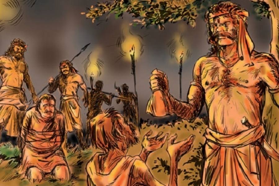 মা কালীর সঙ্গে ডাকাতদের যোগ বেশ আত্মিক। এক সময়ে রাতের অন্ধকারে ডাকাতদের গোপন আস্তানায় চলত মা কালীর আরাধনা। পুজো শেষে মায়ের আশীর্বাদ নিয়ে রওনা দিত ডাকাতেরা। পুজোয় বলি দেওয়া হত পাঁঠা থেকে মানুষ, সবই। 