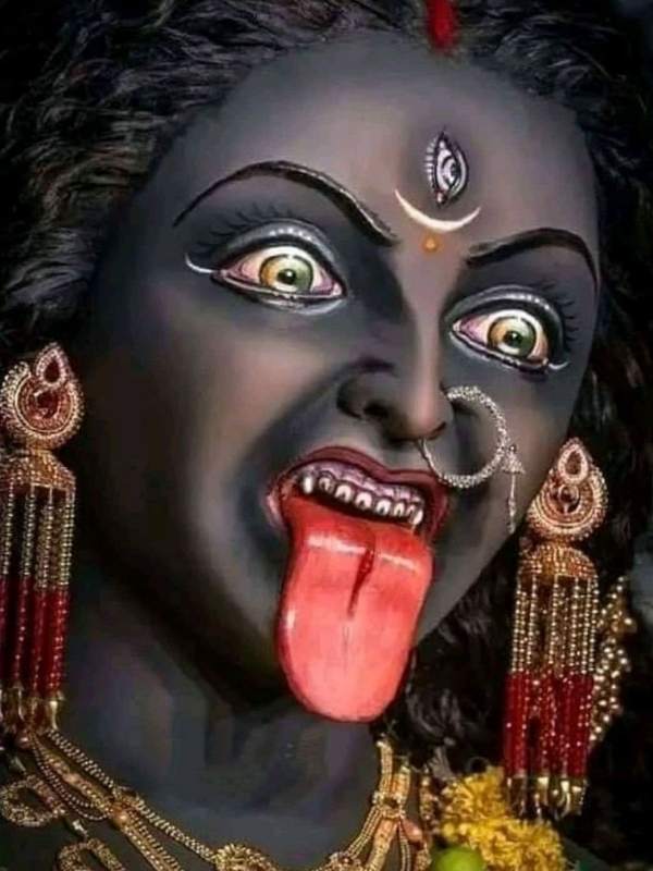 আজ বন্ধ হয়েছে ডাকাতি। তা বলে পুজো কিন্তু বন্ধ হয়নি। আজও বিশাল আড়ম্বরের সঙ্গে চলছে সেই সব পুজো। আসুন দেখে নেওয়া যাক পশ্চিমবঙ্গের ডাকাত কালীর ইতিহাস। 