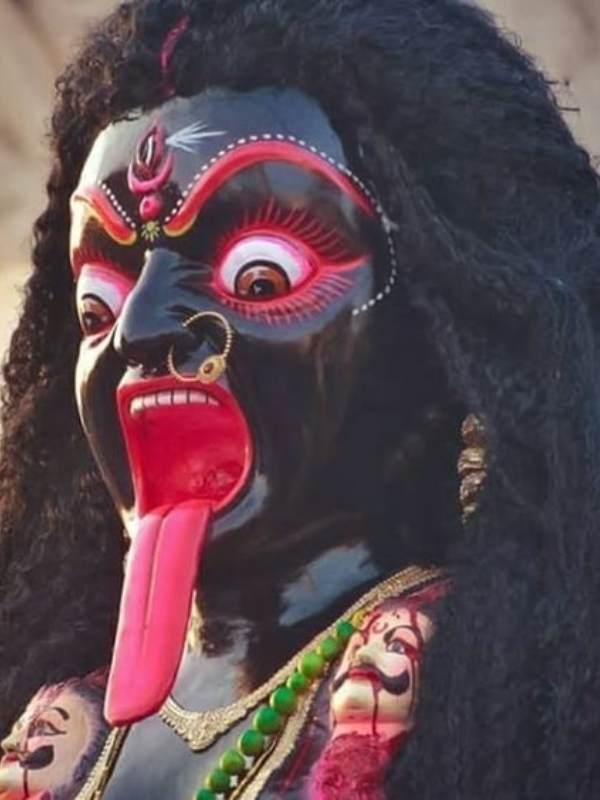 প্রহ্লাদ ডাকাতের কালী পুজো: পূর্ব বর্ধমানের পাণ্ডুক গ্রামে ডাকাত সর্দার প্রহ্লাদের হাতে প্রতিষ্ঠিত এই বামা কালী মন্দির। শোনা যায়, একবার কেতু গ্রামের রাম-সীতা মন্দিরে ডাকাতি করতে গিয়ে এক মহিলাকে আক্রমণ করে ডাকাত দলের এক জন। মহিলা স্পর্শের অপরাধে ডাকাত সর্দার তাকে হত্যা করে। জানা যায়, এর পরেই সেই মহিলা কালী রূপ ধারণ করেন। এই ঘটনার পরেই ডাকাত সর্দার স্থাপন করেন বামা কালীর মন্দির। 