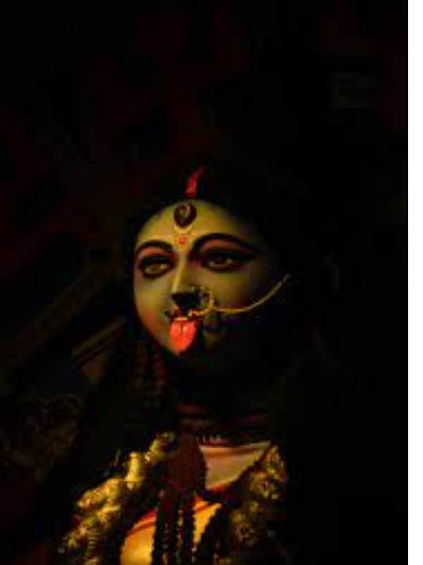  আউশ গ্রামের কালী পুজো: জনশ্রুতি বলে, এক কালে মেটে পাড়ার ডাকাতদের অত্যাচারে অতিষ্ঠ ছিল বর্ধমানের আউশ গ্রাম ও তার আশপাশের গ্রামের লোকজন। এক করে স্থানীয় সব জমিদারেরা একজোট ওঠে পাল্টা হামলা করেন ডাকাত দলের উপরে। তখন নাকি মা কালী তাঁদের রক্ষা করেন। এর পরেই কালী পুজোর রমরমা আরও বেড়ে ওঠে। 